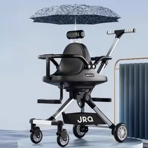 Kerge kahekohaline päikesevarjuga laste jalutuskäru hallil taustal, musta istekoha ning sinise muster-päikesevarjuga, millel on neli ratast ja käepide.