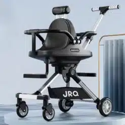 Kerge kahekohaline päikesevarjuga laste jalutuskäru musta nahaga iste ja hõbedane raam ratastega siseruumides heleda taustaga.