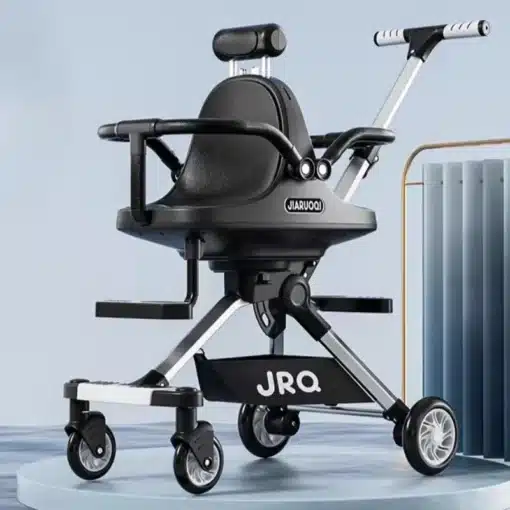 Kerge kahekohaline päikesevarjuga laste jalutuskäru musta nahaga iste ja hõbedane raam ratastega siseruumides heleda taustaga.