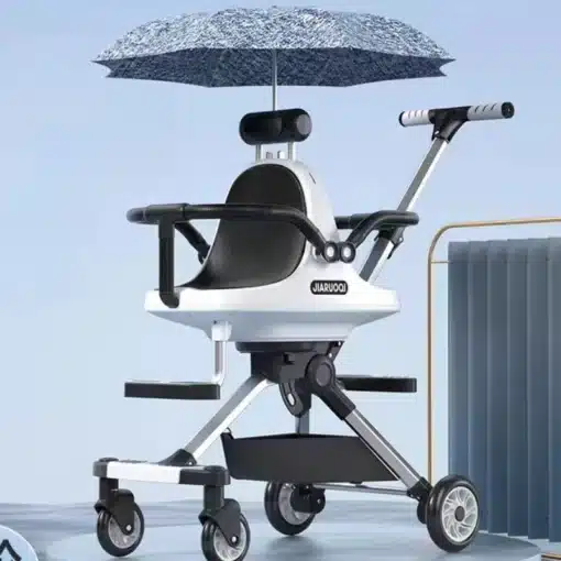 Valge ja must kerge kahekohaline päikesevarjuga laste jalutuskäru sinisel taustal. Näha on mugavad käepidemed ja reguleeritav päikesevari, mille all on iste kahe lapse jaoks.