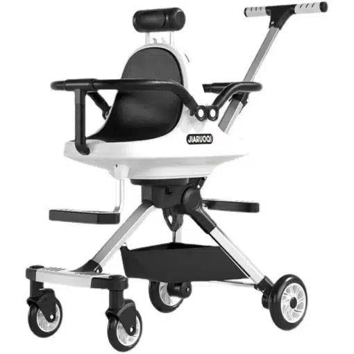 Modernne valge ja musta värvi kerge kahekohaline päikesevarjuga laste jalutuskäru, mis on varustatud rataste ja reguleeritava seljatoega, mugavaks ja stiilseks perematkamiseks.