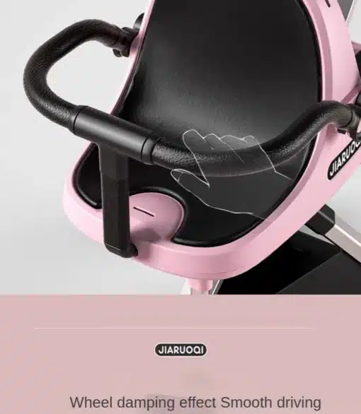 Roosa kerge kahekohaline päikesevarjuga laste jalutuskäru, millel on musta nahast ja musta metalliga kaetud käepide. Taust on hele ja minimalistlik, rõhutades toote detailset disaini.