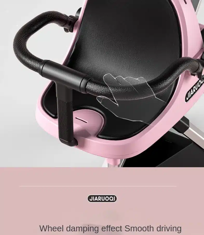 Roosa kerge kahekohaline päikesevarjuga laste jalutuskäru, millel on musta nahast ja musta metalliga kaetud käepide. Taust on hele ja minimalistlik, rõhutades toote detailset disaini.