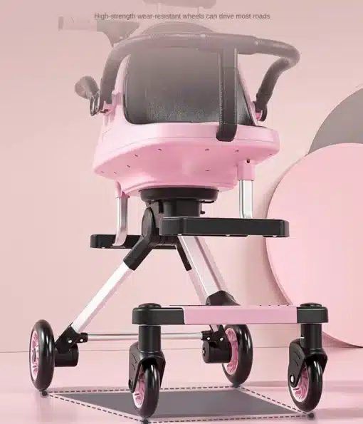 Roosa kerge kahekohaline laste jalutuskäru, millel on vastupidavad rattad ja stiilne must käepide. Taust on hele ja modernne, esitledes käru elegantsi.