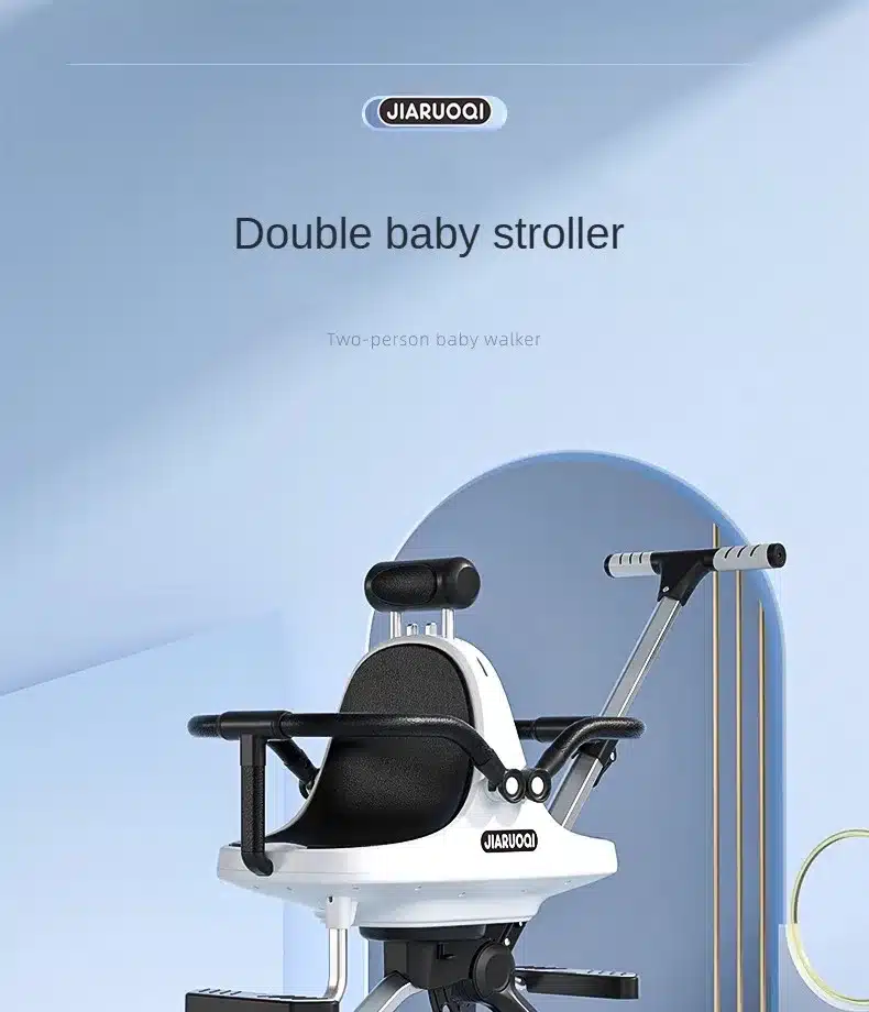 Kerge kahekohaline päikesevarjuga laste jalutuskäru stiilse disainiga, must-valge värvigamma ja mugavate istmetega, sinine taust.