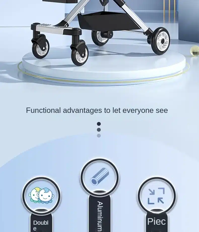 Kerge kahekohaline päikesevarjuga laste jalutuskäru, millel on must raam hõbedaste detailidega ja tugevad mustad rattad. Taustal on sinine hägus ning jalutuskärul on praktiline hoiukorv.