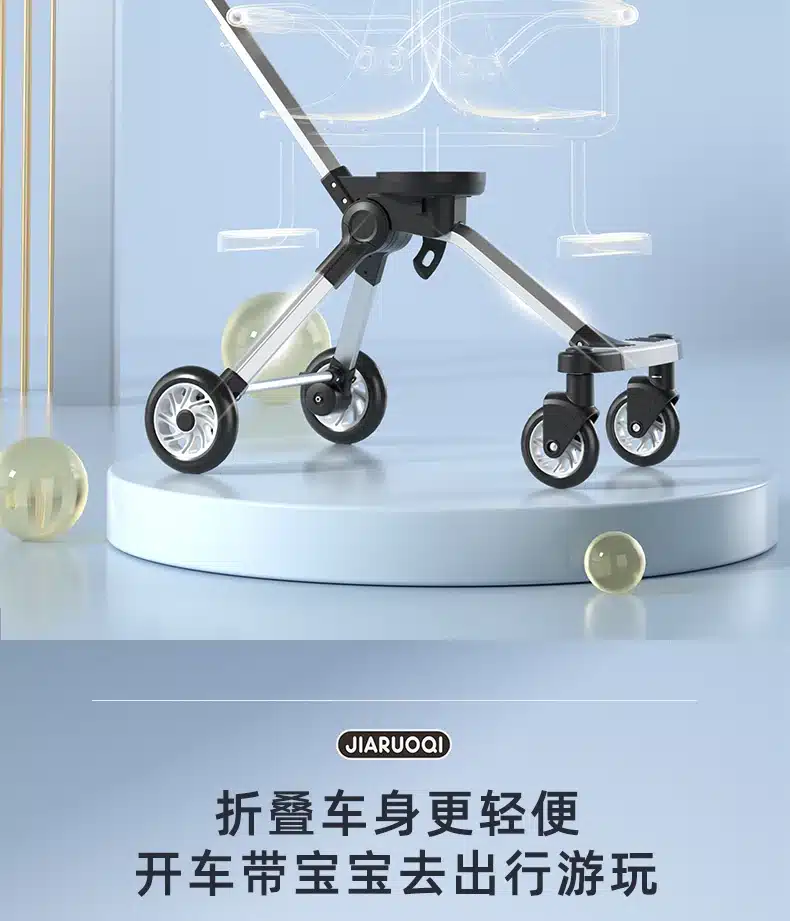 Kerge kahekohaline päikesevarjuga laste jalutuskäru metallist raamiga, rohkete plastikust detailidega, mis seisab heledal modernsel taustal.