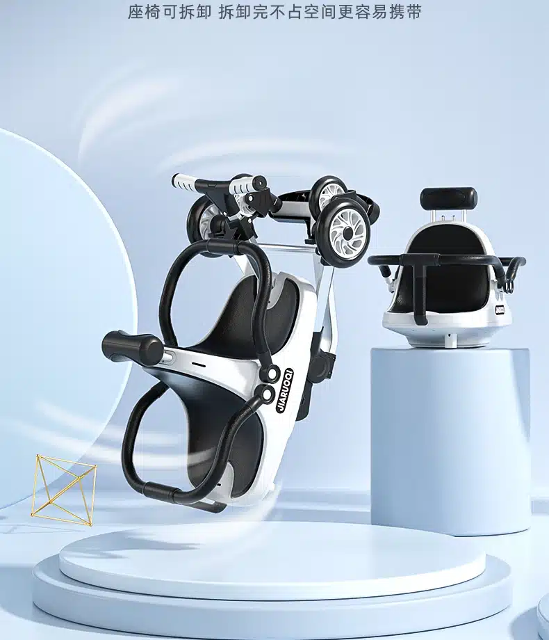 Kerge kahekohaline päikesevarjuga laste jalutuskäru, mis on valge ja musta värvi, kokkupanduna sinisel taustal. Rattad on suured ja käepide on ergonoomiline, tagades mugava juhtimise.