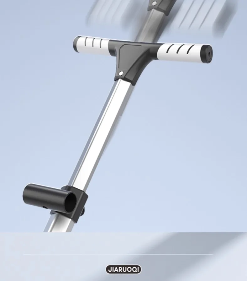 Lähedalt vaade kerge kahekohalise päikesevarjuga laste jalutuskäru käepidemele, mis on valmistatud mustast ja valgest materjalist, taustal hele sinine taevas.