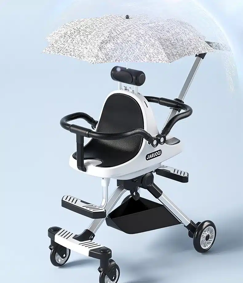 Kerge kahekohaline päikesevarjuga laste jalutuskäru, valget värvi raam ja mustad detailid, hõlmab halli varju ja tugevaid rattaid heledal taustal.