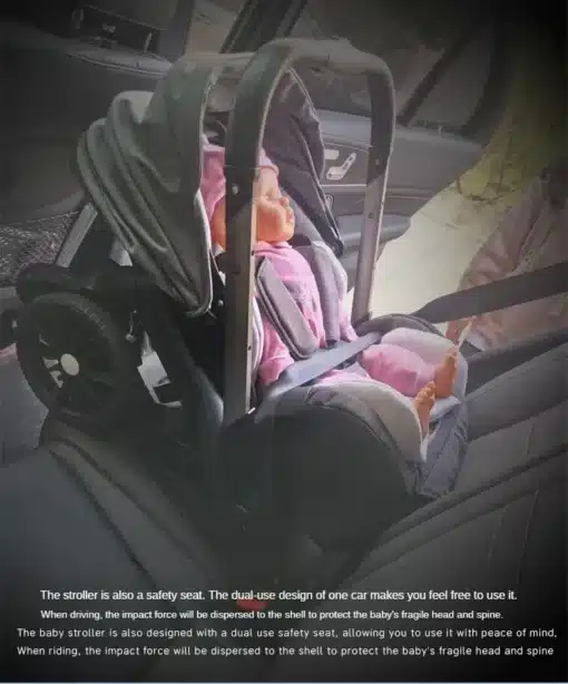 Beebinukk istub autos, kinnitatuna multifunktsionaalsesse kergesse beebide reisikäru. Kärul on hallid ja mustad toonid ning see asub auto interjööris.