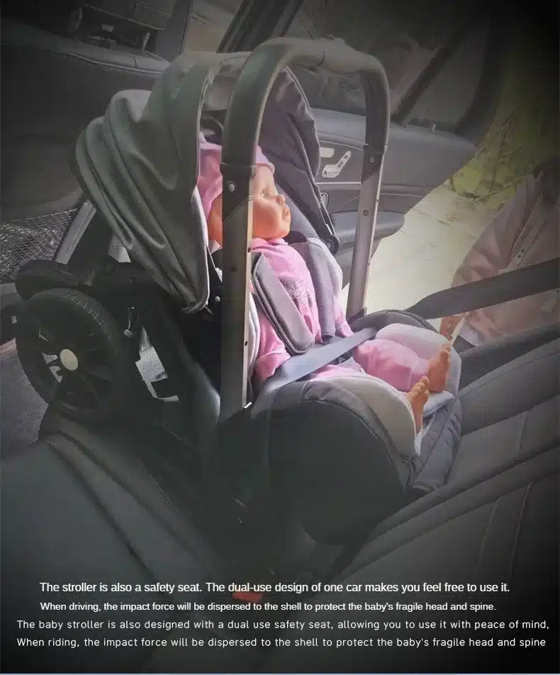 Beebinukk istub autos, kinnitatuna multifunktsionaalsesse kergesse beebide reisikäru. Kärul on hallid ja mustad toonid ning see asub auto interjööris.