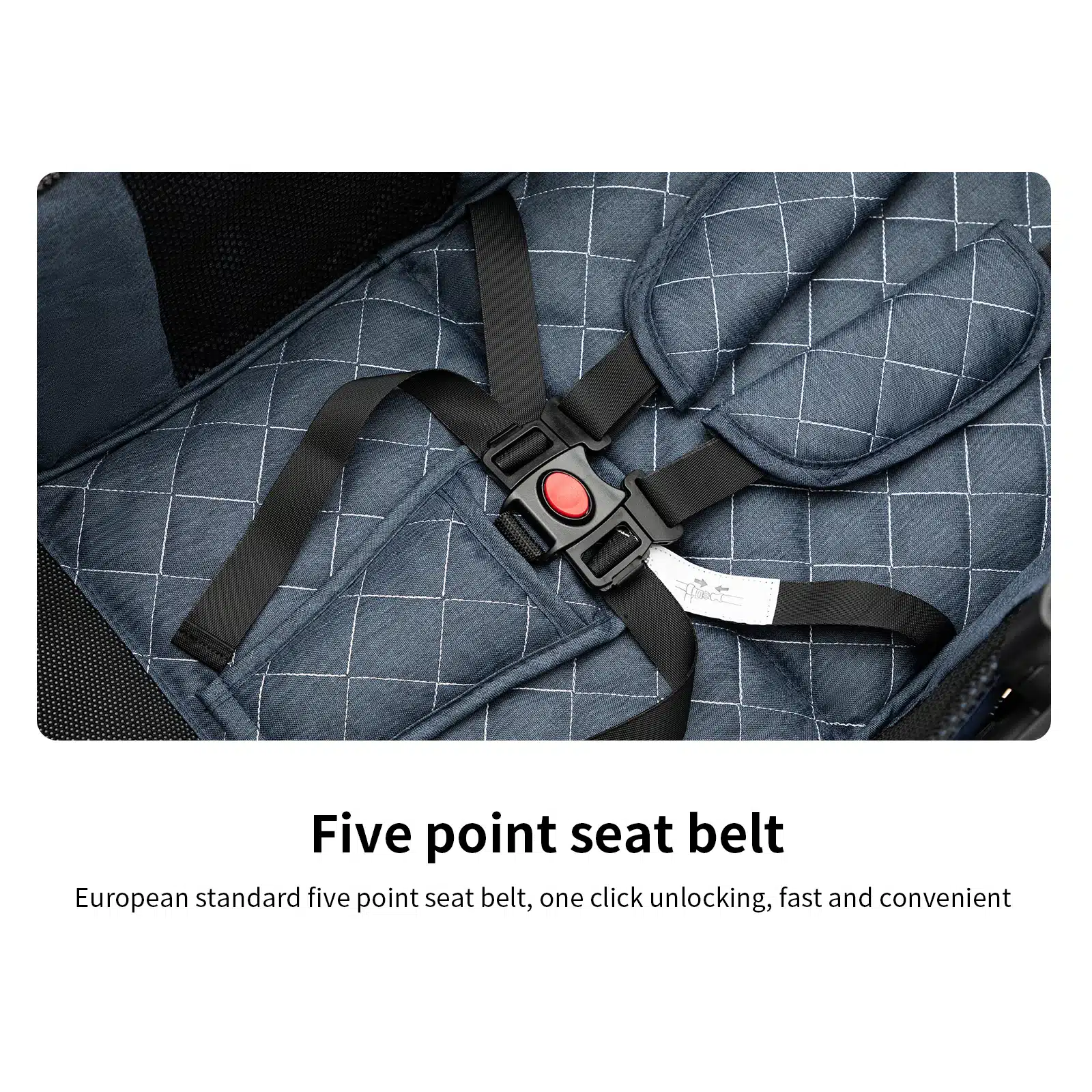 Kerged ja multifunktsionaalsed lapsevankrid - reiskärud, sinise polsterdusega iste, millel on viiepunktiline turvarihm ja punane lukustusnupp.