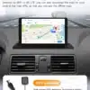 Volvo XC90 2004-2014 autoraadio Android 14 GPS Carplay 2 DIN kuvab autos navigatsioonisüsteemi kaardiekraani. Kaasaegne ekraan koos Google Maps rakendusega ja kaasasolev GPS antenn asetseb auto armatuurlaual halli interjööri taustal.