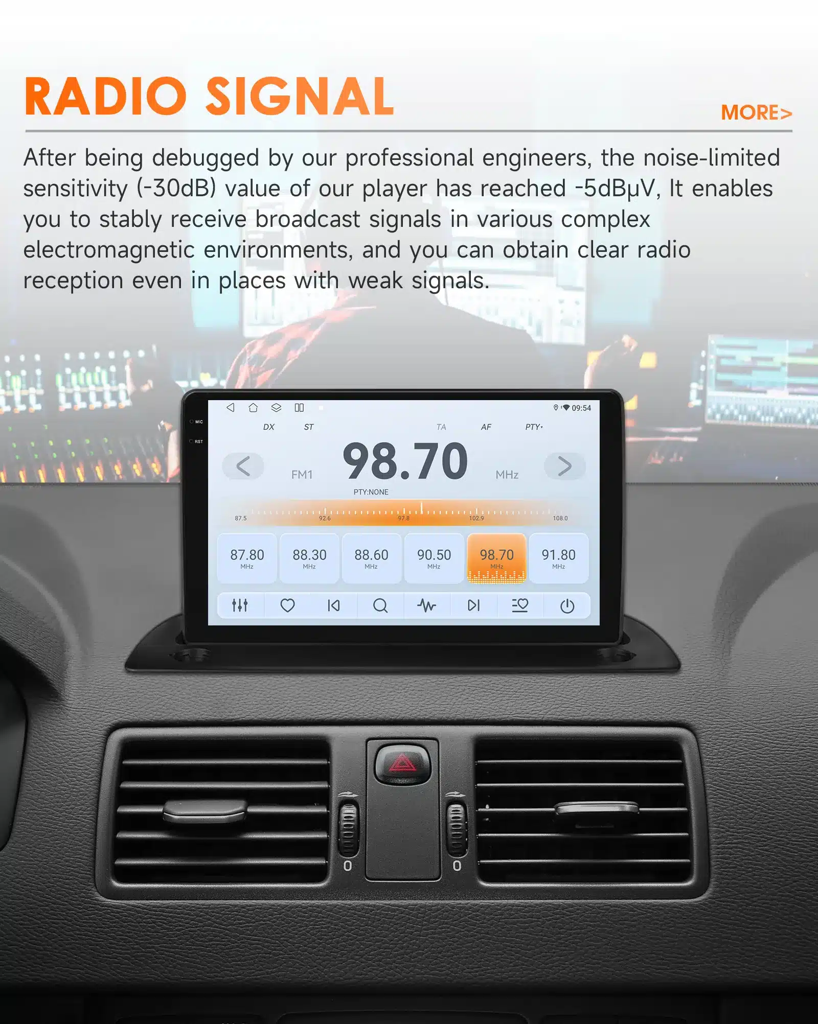 Autoraadio Volvo XC90 2004-2014 jaoks, millel on Android 14 GPS ja Carplay funktsioonid kahe DIN-ühikuga. Musta värvi konsool, millel kuvatakse digitaalne raadio sagedus 98.70 MHz, ümbritsetud kahe ventilatsiooniavaga armatuurlaual. Taustal näha seadistus- ja helisignaali seaded.