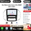 Mercedes Benz Vito W447 Android autoraadio CarPlay GPS koos suure puutetundliku ekraaniga, näidates erinevaid rakendusi ja ühenduvusvalikuid. Raadio on kinnitatud mustale paneelile, mis sobitub auto interjööriga. Vasakul nurgas ikoonid WiFi, Bluetooth ja USB ühenduvuse tähistamiseks.