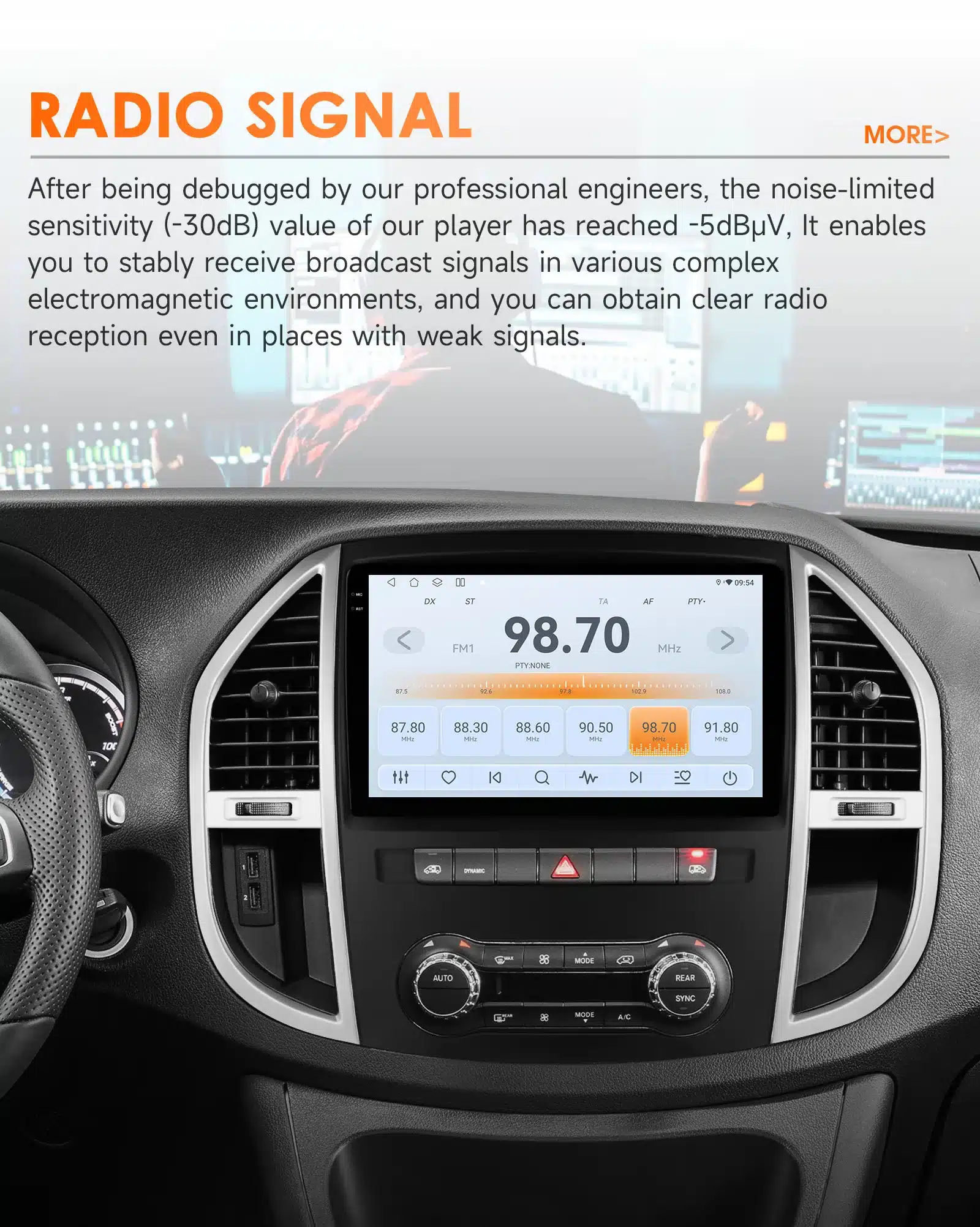 Mercedes Benz Vito W447 armatuurlaud koos Android autoraadioga, millel on CarPlay ja GPS funktsioon. Raadio ekraan näitab sagedust 98.70 MHz ning ümbritsev keskkond on modernne ja stiilne.
