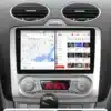 Android autoraadio GPS navigatsioon Ford Focus 2004-2011 koos poolitatud ekraaniga, mis kuvab kaardirakendust ja YouTube'i avakuva. Raadio on paigaldatud auto armatuurlauale, kus on hõbedane viimistlus ja must puutetundlik ekraan.