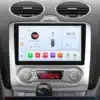 Android autoraadio GPS navigatsioon Ford Focus 2004-2011 on paigaldatud auto armatuurlauale, kuvades navigatsioonikaardi ja multimeedia heliseadeid ekraanil. Seade on hõbedase raami sees ja allpool paiknevad kliimakontrolli nupud. Foto taustaks on autosalongi hall ja must disain.