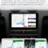 Autodetailid, ekraan kuvamas Android 14 autoraadio GPS ja Bluetoothi, mis on paigaldatud Audi A3 S3 RS3 armatuurlaua keskele. Pildil on jagatud ekraan, millel on navigatsioonikaart ja meelelahutusrakendused. Taustal aimatav autosalong.