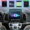 Auton armatuurlaual asuv Android autoraadio CarPlay Hyundai Santa Fe II (2006-2012) koos modernse ekraaniga, millel kuvatakse muusika, online raadio ja navigatsioon. Ekraan on elava graafikaga ja ümbritsetud sõiduki ventilatsiooniavadest.