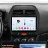 Android autoraadio Mitsubishi ASX paigaldatuna, mille ekraanilt on näha CarPlay, GPS ja 4G funktsioonide ikoonid ning digitaalne kiiruse näit, hall armatuurlaud ja kaasaja tehnoloogilised omadused nähtaval.