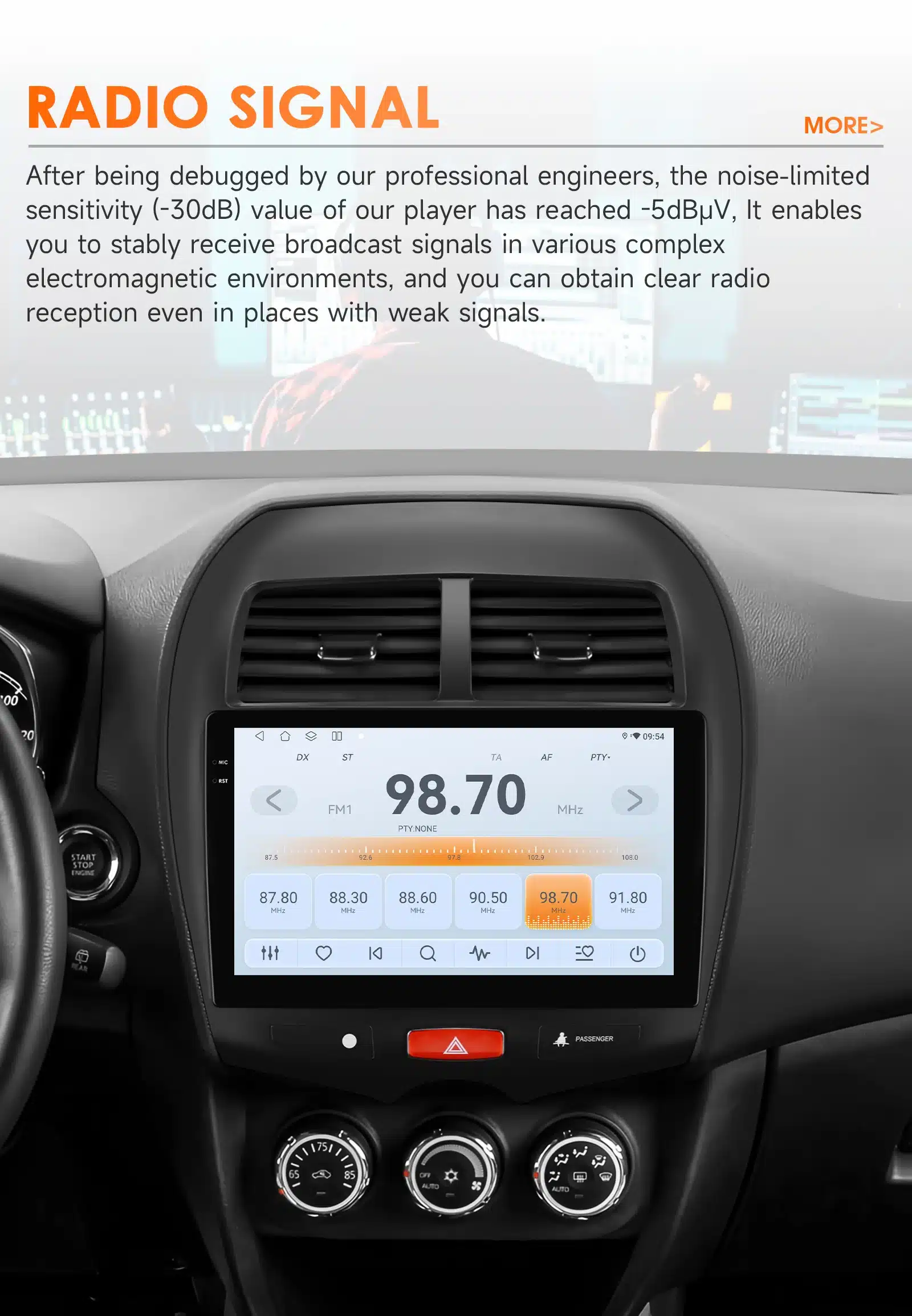 Android autoraadio Mitsubishi ASX, mille ekraanil kuvatakse raadiojaama sagedus 98.70 MHz. Armatuurlauale on integreeritud kaasaegne multimeediaseade, ümbritsetud musta plastiku ja ventilatsiooniavadega, demonstreerides CarPlay, GPS, 4G ja 2DIN funktsioone.