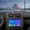 Autoraadio Android CarPlay Mercedes-Benz | E-pood Tootemaailm Autoraadio Android CarPlay Mercedes-Benz autosalongis koos ekraanil kuvatava tehisintellekti hääljuhtimissüsteemiga, taustal linnavaade.