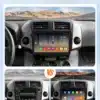 Android automakk Toyota RAV4 multimeedia | E-pood Tootemaailm Android automakk Toyota RAV4 multimeedia paigaldamise mõju. Ülemine pilt näitab paigaldatud, kaasaegse ekraaniga ja liidese funktsioone, samas kui alumises osas näidatakse võrdlust enne ja pärast paigaldamist, esitledes vana ja uue süsteemi erinevusi. Taustal on mägine maastik.