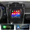 Android multimeedia autoraadiod Toyota Camry 2012-2014 | E-pood Tootemaailm Toyota Camry 2012-2014 auto armatuurlaud koos Android multimeedia autoraadioga. Raadio ekraanil kuvatakse erinevaid rakendusi värvikal taustal, ümbritsetuna auto juhtnuppudest mustal taustal.