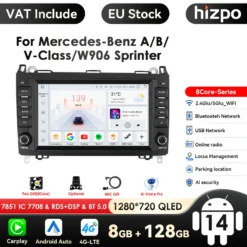 Autoraadio Android CarPlay Mercedes-Benz koos 1280x720 QLED ekraaniga ja mitmete funktsioonide ikoonidega, nagu Bluetooth, 4G LTE ja AI hääljuhtimine. Seade on paigaldatud musta värvi armatuurlaua sisse. Taustal on näha sinine ja must auto hallil teel.