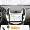 Autoraadio Chevrolet Cruze'ile, millel on ekraanil GPS-kaardirakendus, asub auto armatuurlaual. Raadio toetab CarPlay, GPS, 4G ja WiFi-ühendust. Pildi allosas on kaasaegse kõrge kiirusega GPS-antenni pilt.