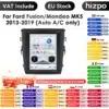 Must raamiga autoraadio CarPlay Android Ford Fusion / Mondeo 2013-2019 puutetundliku ekraaniga. Ekraanil kuvab mitmeid rakendusi ja navigatsioonijuhiseid. Toote ümber hindade ja koodidega värvilised kleebised.