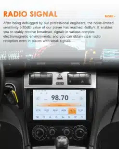 Auto armatuurlaud, millel on multimeedia autoraadio ekraan Mercedes-Benz W203 W209 mudelis, näidates raadiolaine sagedust 98.70 FM. Taust on hägune ja ekraanil on laiem digitaalloetavad juhtnupud.