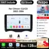 Multimeediakeskus Citroen C2 2002 - 2006 Citroen C3 ekraanil, kuvamas kasutajaliidest, mis sisaldab muusikat, navigeerimist ja telefoniühendust. Seade toetab Bluetoothi, WiFi-d ja omab kvaliteetset QLED ekraani. Taustal näha reklaambännereid, mis rõhutavad EU laoseisu.