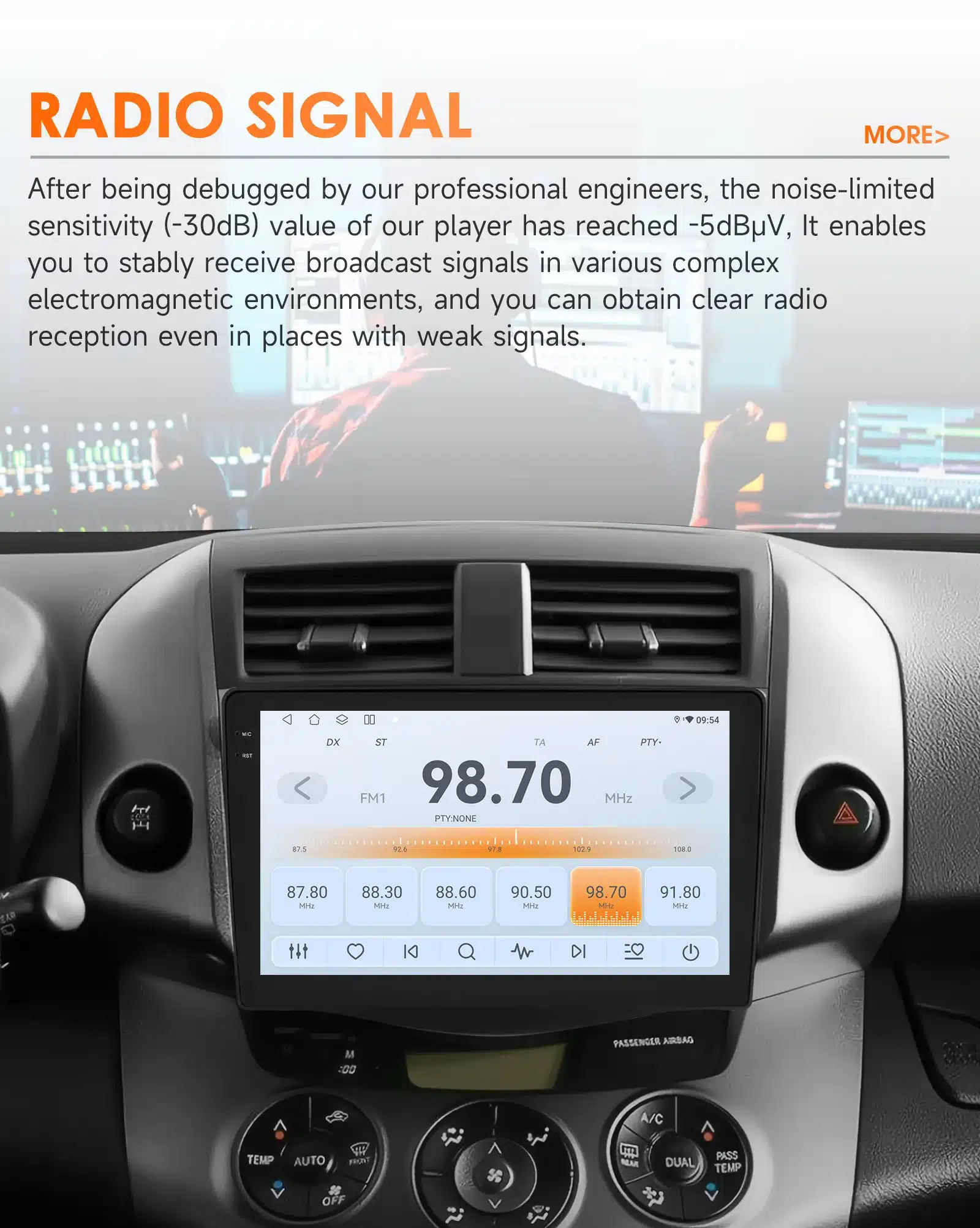 Android automakk Toyota RAV4 multimeedia, mis on paigaldatud auto armatuurlauale, ekraanil kuvatakse raadiojaama sagedus 98.70 MHz, ümbritsetud ventilaatori ja kliimaseadme nuppudega.