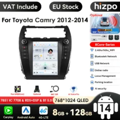 Esi- ja pealvaates ühilduv Android multimeedia autoraadiod Toyota Camry 2012-2014 mudelile, esitatuna koos laia puutetundliku ekraaniga, ümbritsetud nuppudega nii vasakul kui paremal. Kujutisse on lisatud erinevaid funktsionaalsusi ja lisatarvikuid rõhutavad ikoonid ja tekstid, mida toetab must ja valge disain.