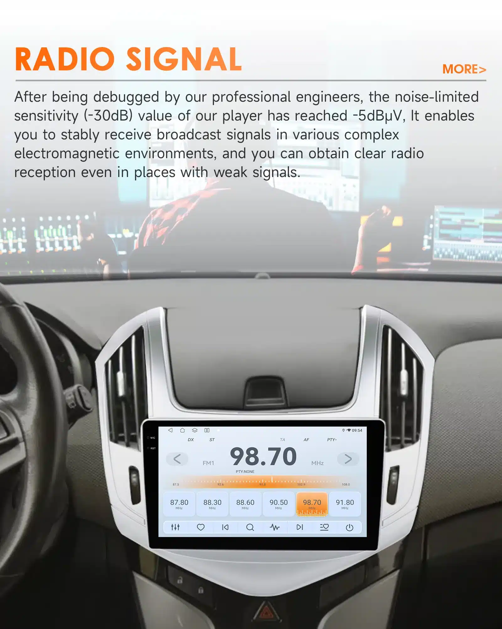 Multimeedia autoraadio Chevrolet Cruze sees, mille ekraanil on kuvand 98.70 FM sagedusel. Seade kuvab CarPlay, GPS, 4G ja WiFi funktsioone, asudes auto armatuurlaual, hall interjöör taustal.