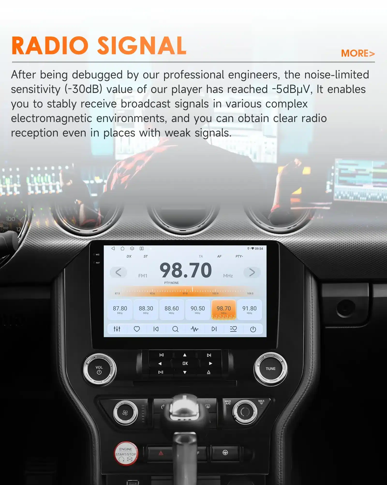 Auto navi ja stereo multimeedia Ford Mustangile, kus ekraanil on raadiosagedused ja helitugevuse nupud. Seade on paigaldatud auto armatuurlauale, näidates kaasaegset disaini ja selget kuva.