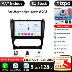 Multimeedia autoraadiod Mercedes-Benz W203 W209 paneel koos kõrgresolutsiooniga ekraaniga, mis näitab helitugevust, raadiokanalit ja erinevaid multimeedia funktsioone. Must raam koos kaasaegse disainiga, toetab Bluetooth-ühendust ja USB-võrku, asetatud valgel taustal.