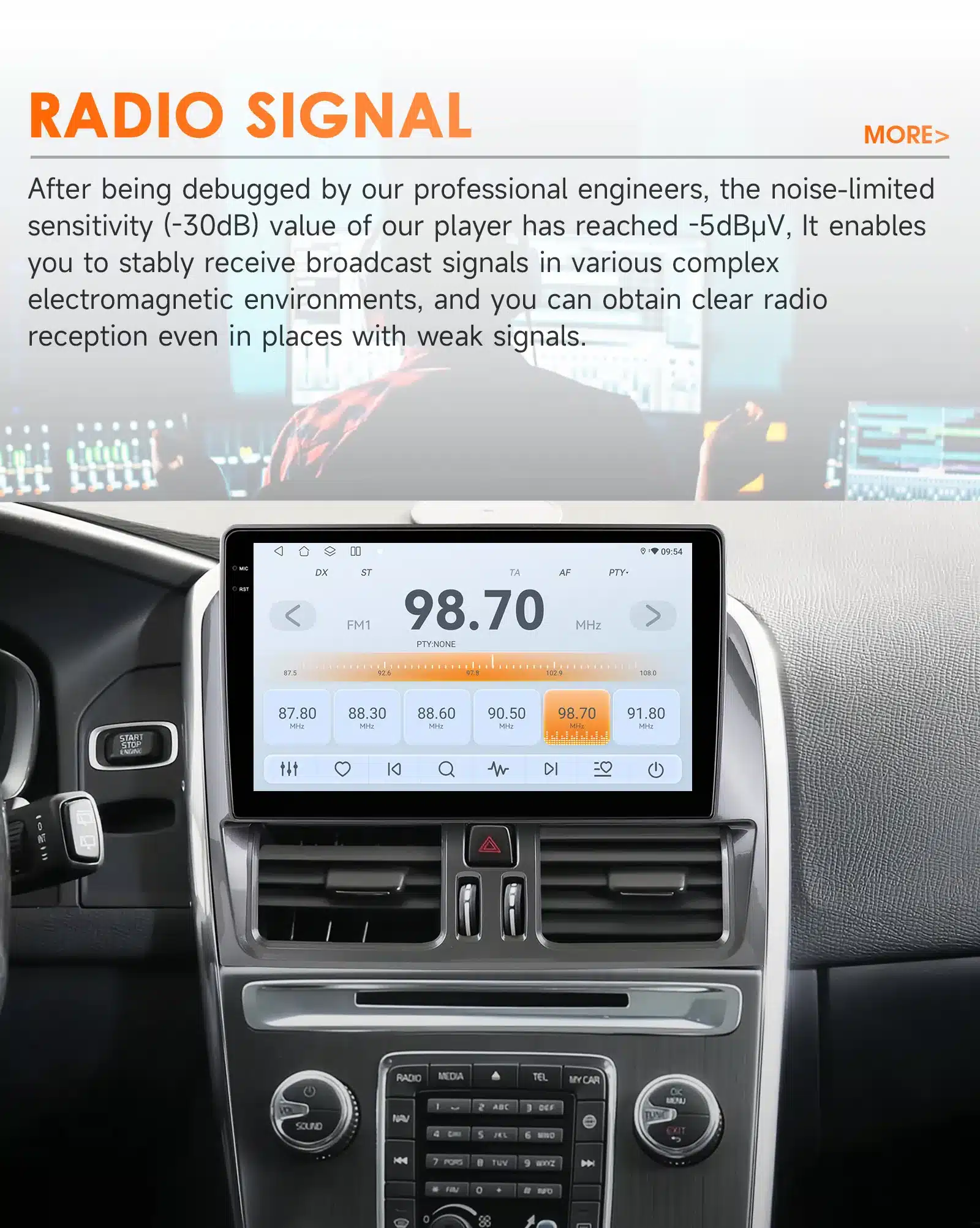 Tumedat värvi multimeedia autoraadio Volvo XC60-s (2008-2013) koos suure puutetundliku ekraaniga, mis kuvab sageduse 98.70 MHz. Geomeetrilised juhtelemendid mustal armatuurlaual.