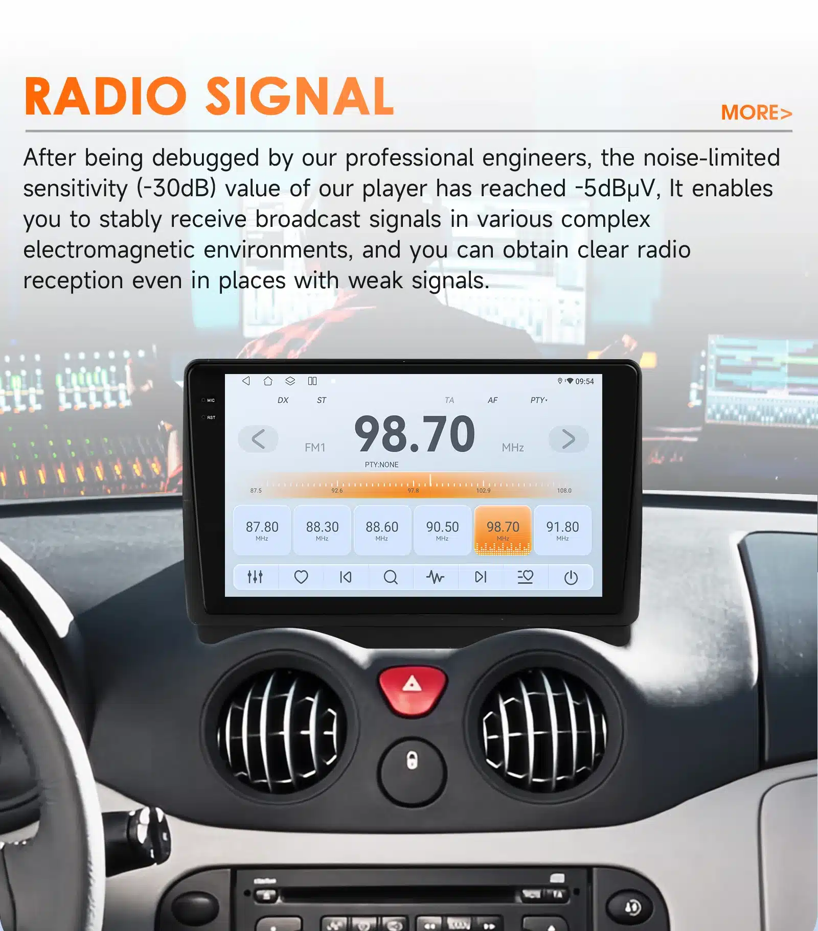 Autos paigaldatud multifunktsionaalne multimeediakeskus Citroen C2 2002 - 2006 Citroen C3, millel on digitaalne raadioekraani kuva sagedusel 98.70, näidates kaasaegset disaini ja mugavat juurdepääsetavust juhtpaneelist.