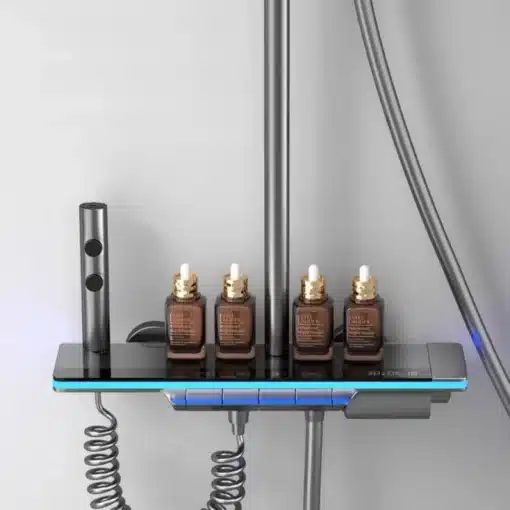 Nutikas digitaalne dušisüsteem | E-pood Tootemaailm Nutikas digitaalne dušisüsteem, millel on stiilne metallik disain koos integreeritud riiuliga, millel asuvad neli tumedat seerumipudelit, paigaldatud kaasaegsesse vannituppa.