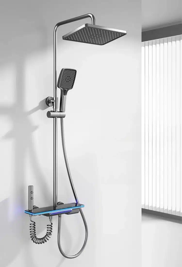 Nutikas digitaalne dušisüsteem, roostevabast terasest korpusega, seinale kinnitatud kandiline dušiotsik ja reguleeritav käsidušš modernse vannitoa taustal.