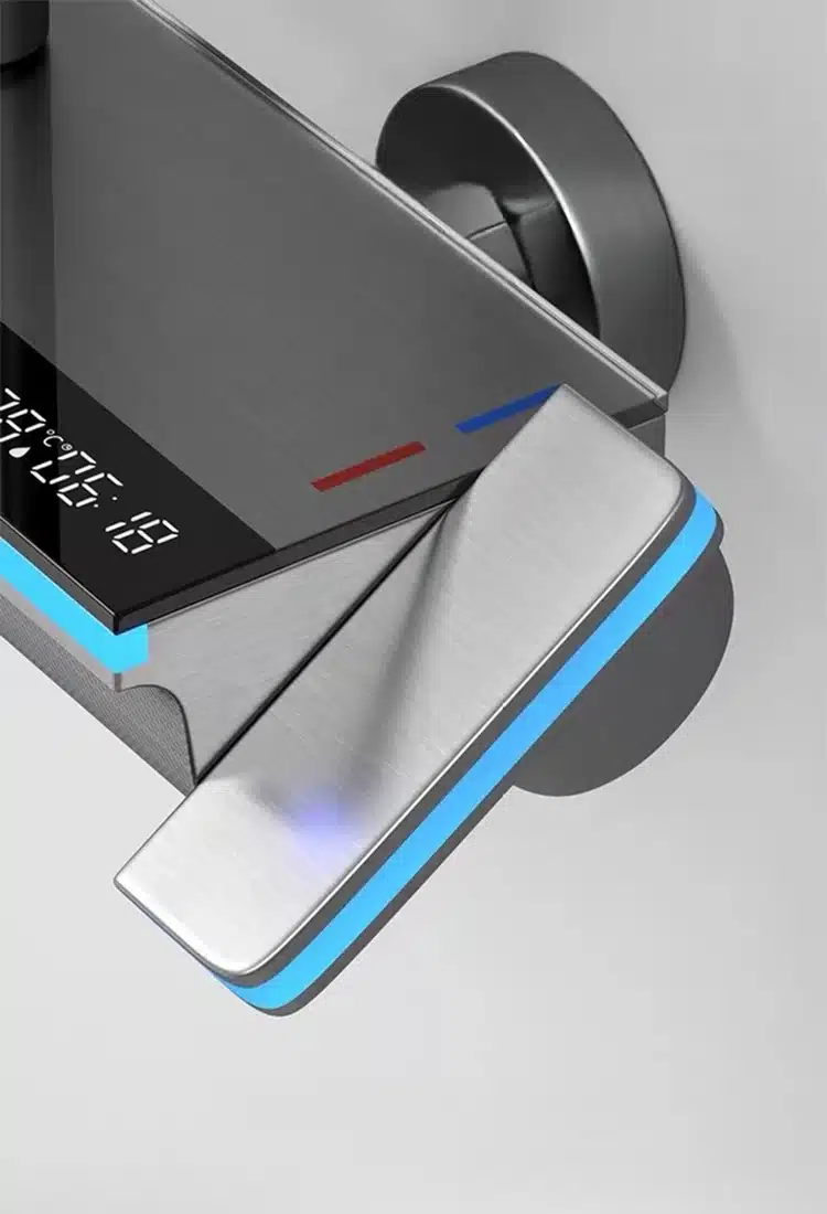 Nutikas digitaalne dušisüsteem, mis on paigaldatud modernsesse vannituppa. Pildil on näha süsteemi elegantne ja kaasaegne disain koos roostevabast terasest korpusega ning digitaalse temperatuuri ekraaniga.