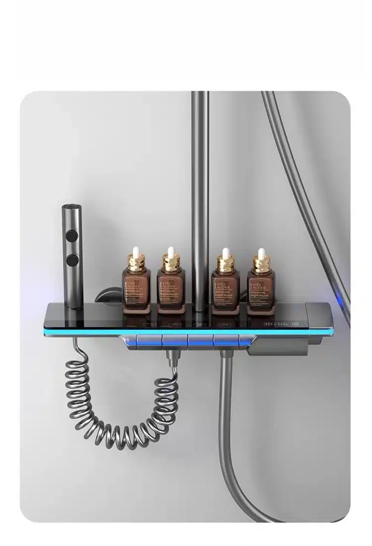 Nutikas digitaalne dušisüsteem, mille must klaaspaneel paikneb seinas ja sellel on lisaks neli pruunist klaasist pudelit ja hõbedast voolikud modernses vannitoas.