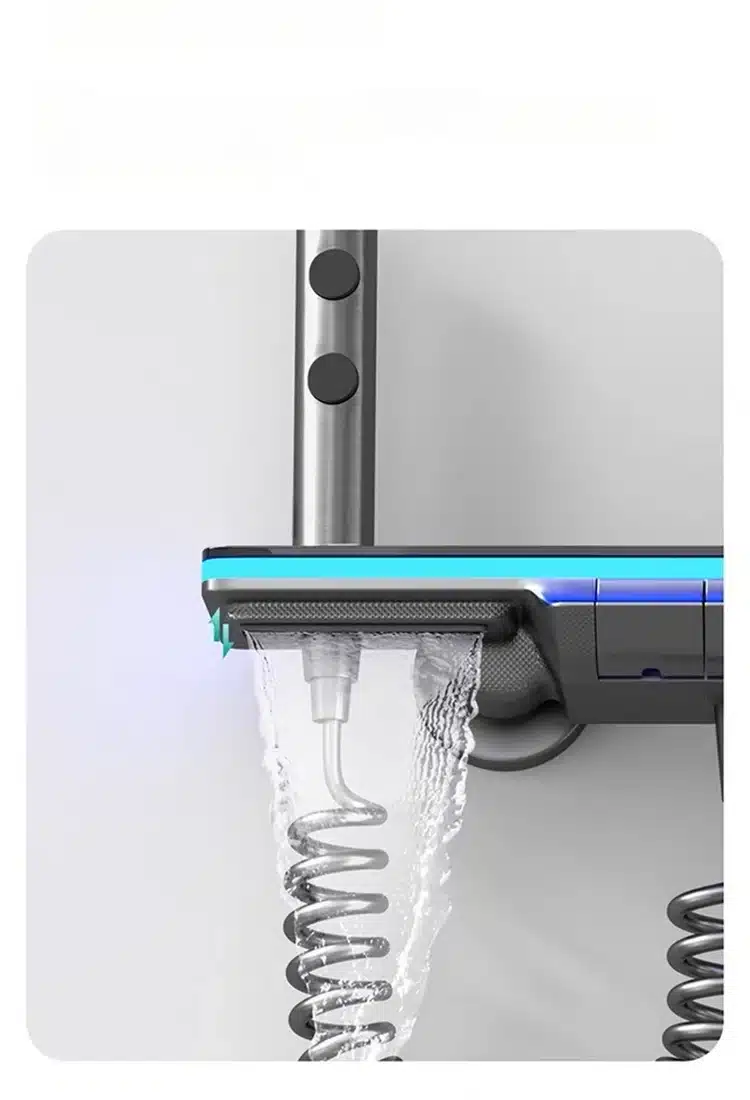 Nutikas digitaalne dušisüsteem koos kaasaegse disainiga, näidates metallist dušihooba ja voolavat vett valgel taustal.