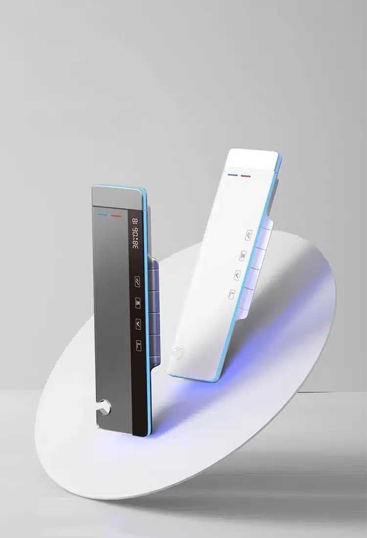 Kaks nutika digitaalse dušisüsteemi juhtpaneeli, üks must ja teine valge, asetsevad kaasaegsel hallil taustal. Paneelid on elegantsed ja kõrgläikelised, sinist LED-valgustust esile toomas.