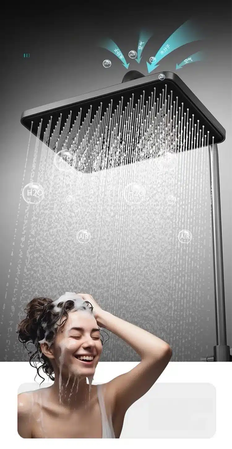 Must värvi digitaalne dušisüsteem, kus veejoad langevad alla kurtides pead. Duši süsteem on kaasaegse ja minimalistliku disainiga, pakkudes rahustavat ja lõõgastavat veekogemust heledal taustal.