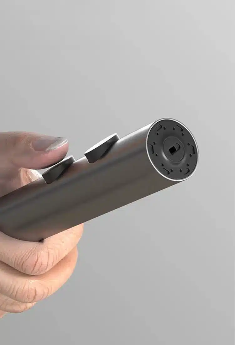 Inimene hoiab käes halli metallist silindrikujulist Nutikat digitaalset dušisüsteemi, millel on kaks nuppu, hallil taustal.